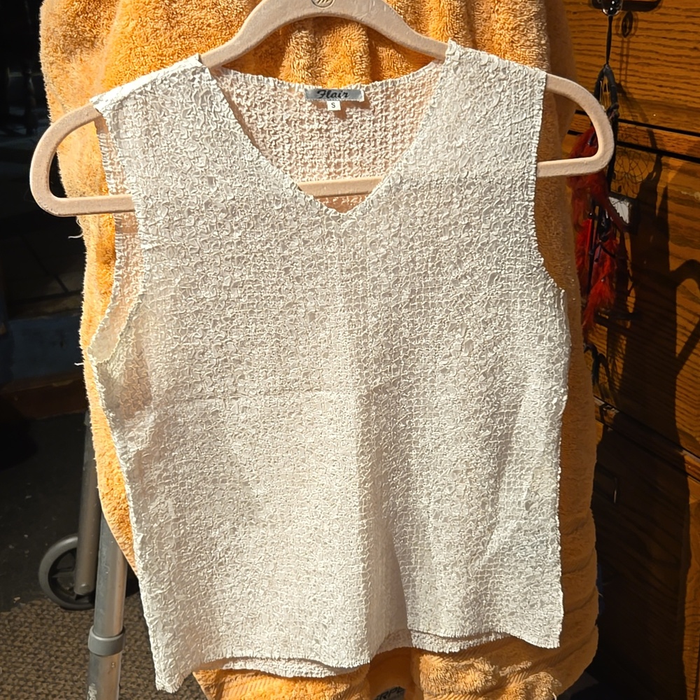 FLAIR/ Hand Made Off White Sleeveless V Neck Pull Over Top - Size Small